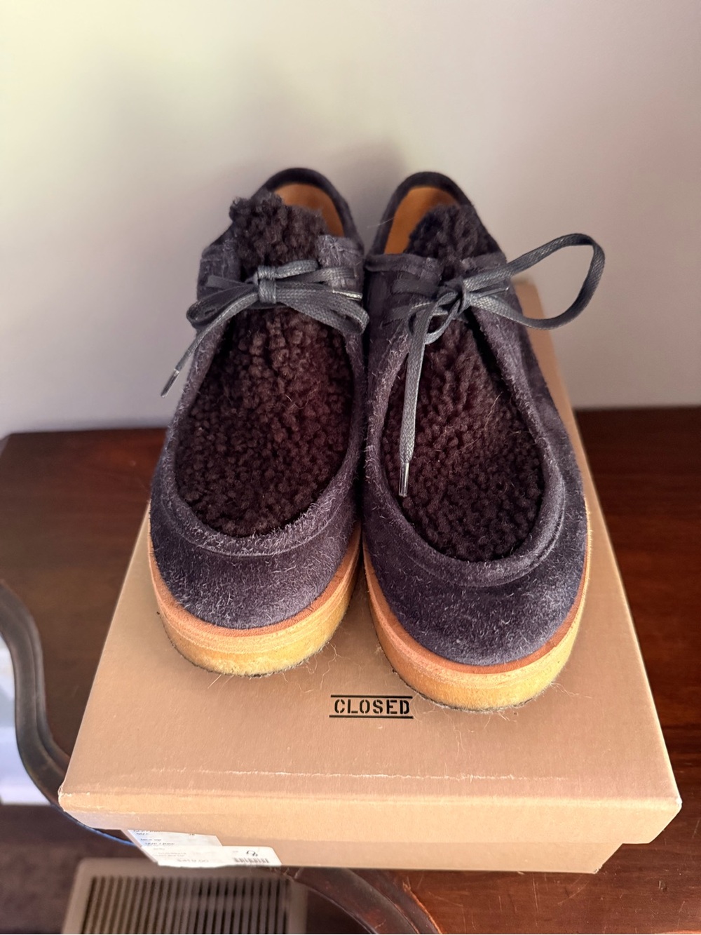 Closed brand. Size 8. Navy blue wallabee or moccasin style lace up with tan gum